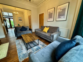 Large CityCentre Townhouse & Hot Tub, Pool Table and Offroad Parking
